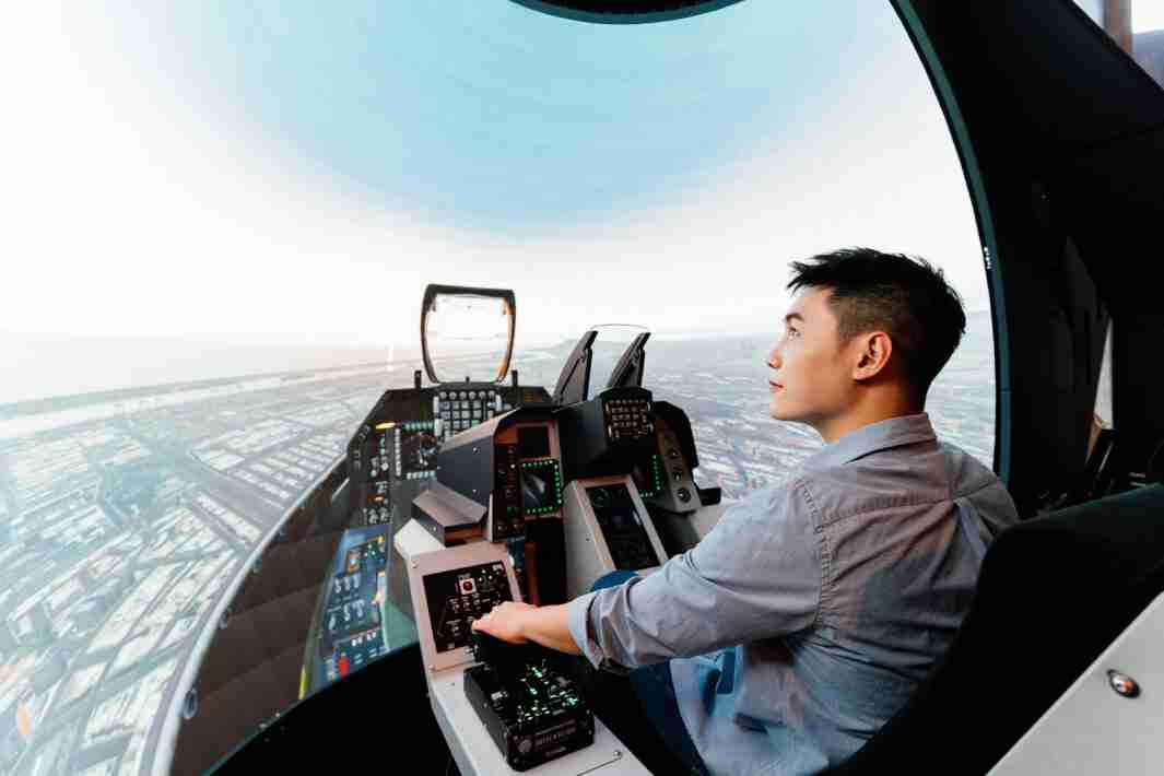 赏金国际以P1.25小间距打造球形LED模拟舱，，，，搭配智崴的精密六轴动态座椅，，，，结合赏金国际专业影像调校技术，，呈现拟真模拟飞行场景