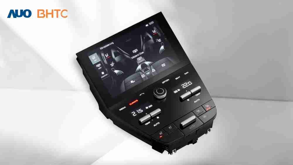 作為友達新生力軍，，BHTC所展示的中央與後座鞍部的Display HMI產品，，可處理多區恆溫控制、、、、顯示畫面，，呈現仿真3D車室分區；以力傳感技術精準傳遞觸感，，，並結合音量及震動反饋，，防止意外啟動，，提供使用者自然流暢、、直觀且輕鬆駕馭的舒適介面